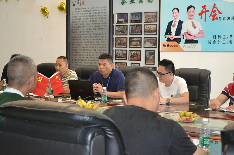 黄日荣董事长就医用面料展开深入的介绍